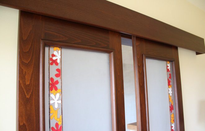 Nagy alapterületű szoba felhasználása okosan: tolóajtós beépített szekrénnyel és gardróbbal