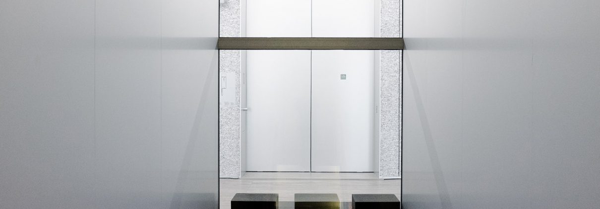 Strapabíró, modern, attraktív: minimalista stílusú beltéri ajtó tippek fiataloknak