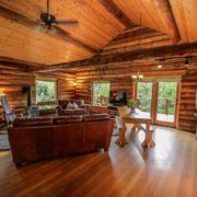 Milyen ajtó ideális a nyaralóba, kánikula idejére?