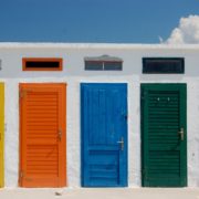 Festett, stílusos MDF beltéri ajtók a színek szerelmeseinek