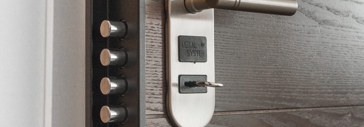 A csodálatos diófa mintázatú ajtó: a belsőépítészet jolly jokere