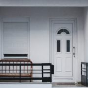 Adjon egyedi megjelenést otthonának egy retró fehér ajtóval