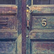 Mikor érdemes lecserélni a régi bejárati ajtót?