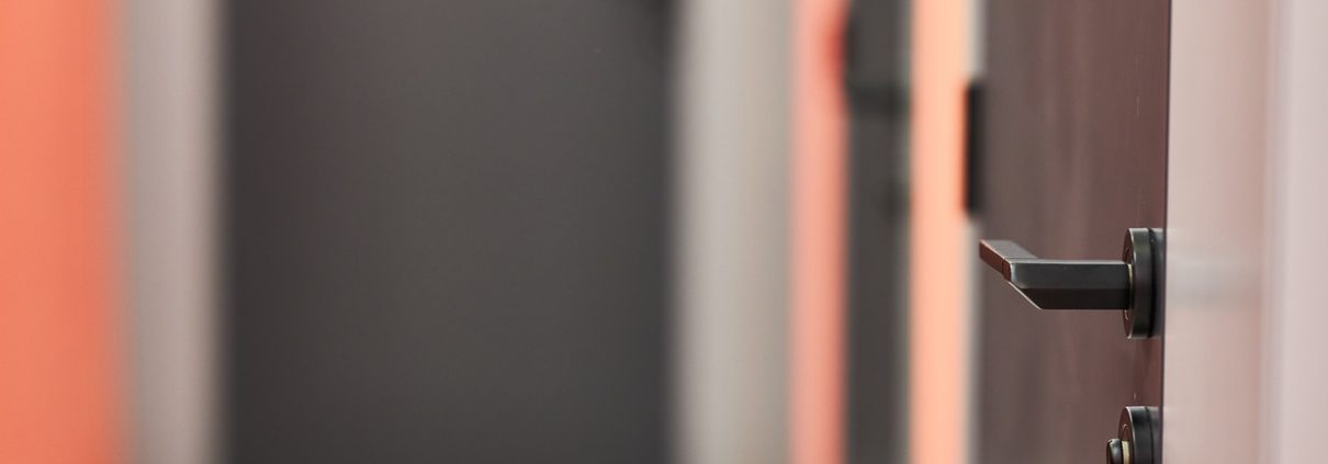 A rejtett zsanérok előnyei a beltéri ajtóknál