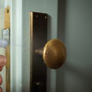 Hogyan tartsuk lakásunk beltéri ajtóit sokáig újszerű állapotban?