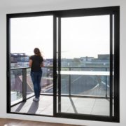 Hogyan használjuk az üveg tolóajtókat térelválasztóként?