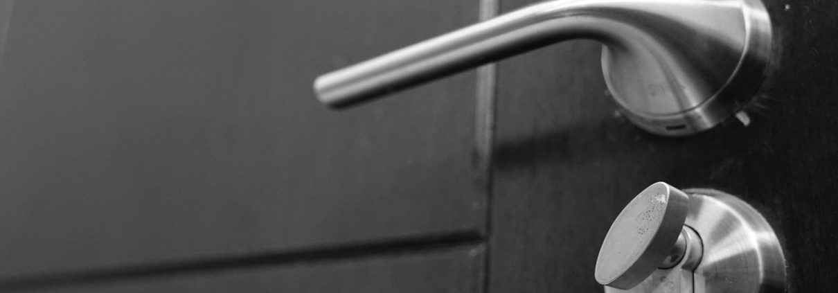 Sötét beltéri ajtók? 2022 legújabb lakberendezési trendje a sötét tereket részesíti előnyben