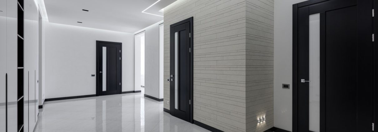 Jobb, ha egyedi kivitelezésű beltéri ajtót választunk a szabványos helyett?