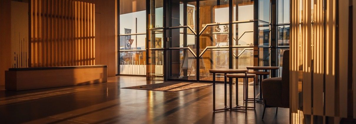 Kétszárnyú beltéri üvegajtó: stílus és fény otthonában