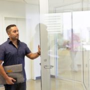 Üvegajtó zsanér választás: a tökéletes zsanér megtalálása